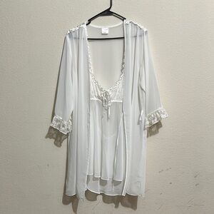 White Sheer Lace Trim Robe &‎ gown / Box 50